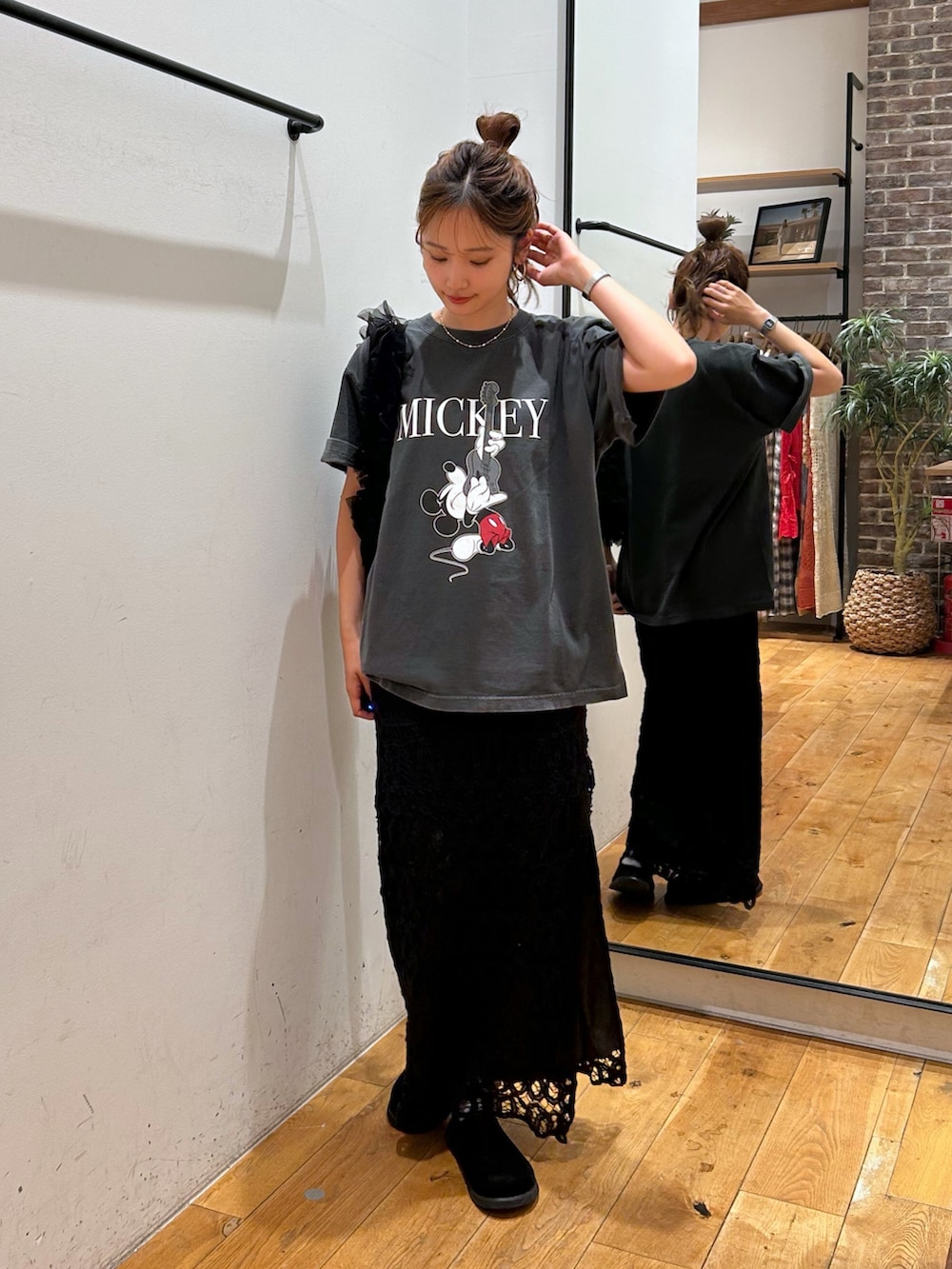 グレー系のTシャツ/カットソー、ブラック系のスカート、ブラック系のスリッポンを着用したレディースの夏コーディネートの4枚目の写真