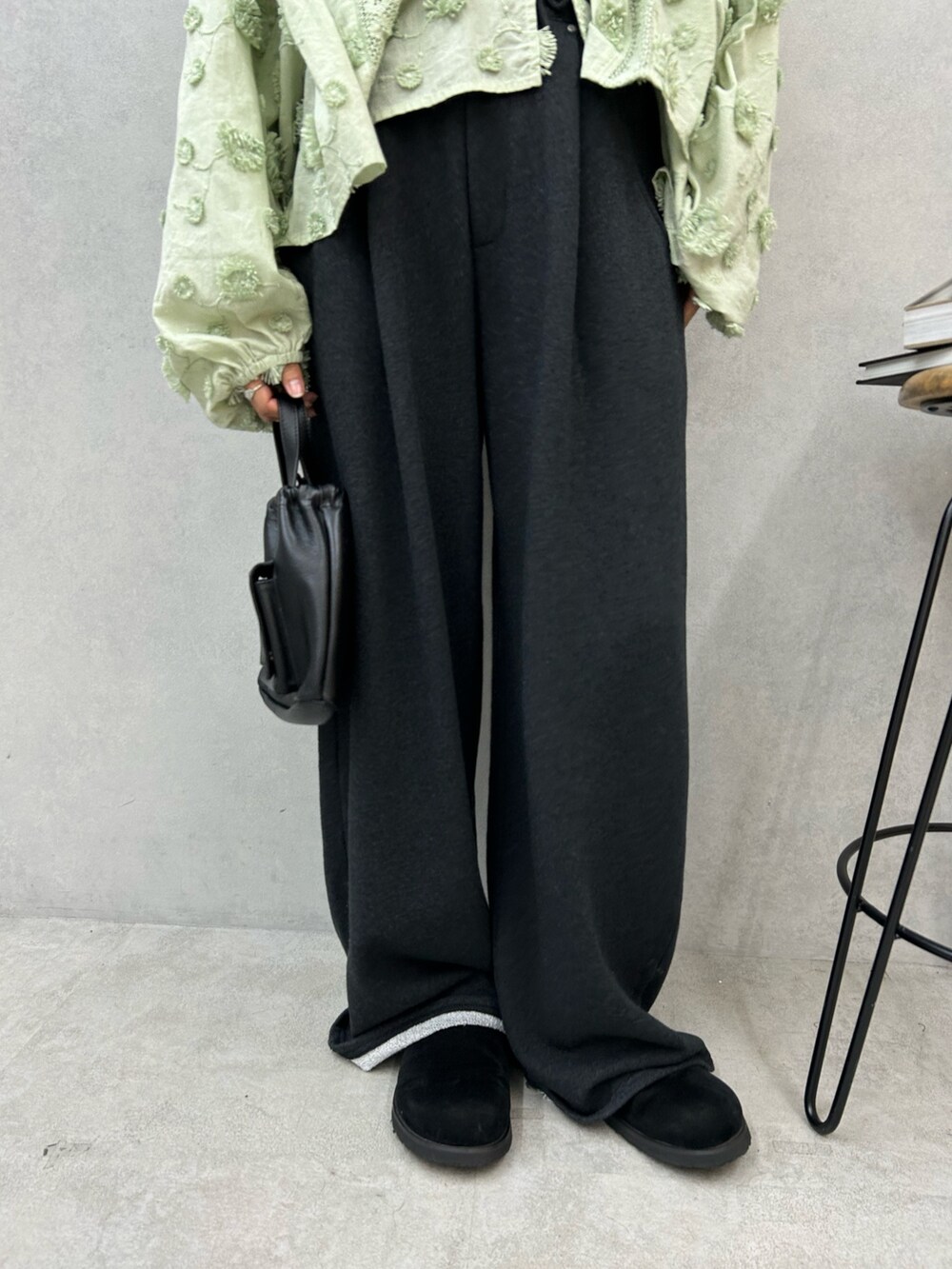 グレー系のスウェットパンツ、ブラック系のスリッポン、グリーン系のシャツ/ブラウスを着用したレディースの秋コーディネートの4枚目の写真