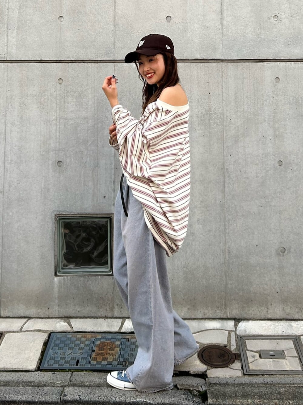 ブルー系のスニーカー、ブルー系のデニムパンツ、ブラック系のベルトを着用したレディースの冬コーディネートの3枚目の写真