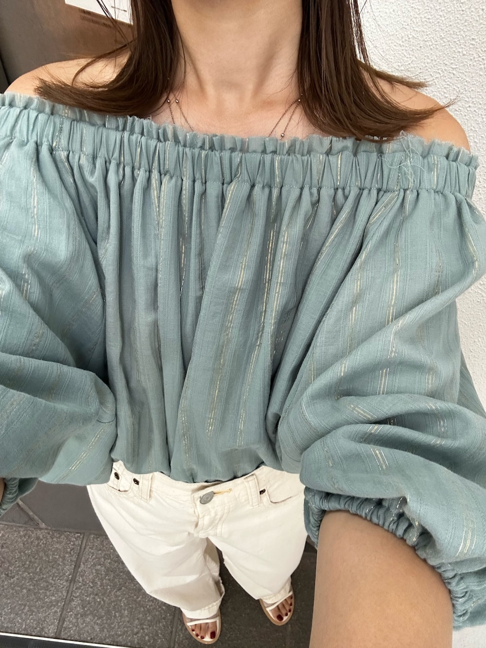 ホワイト系のデニムパンツ、グリーン系のシャツ/ブラウス、ホワイト系のサンダルを着用したレディースの夏コーディネートの7枚目の写真