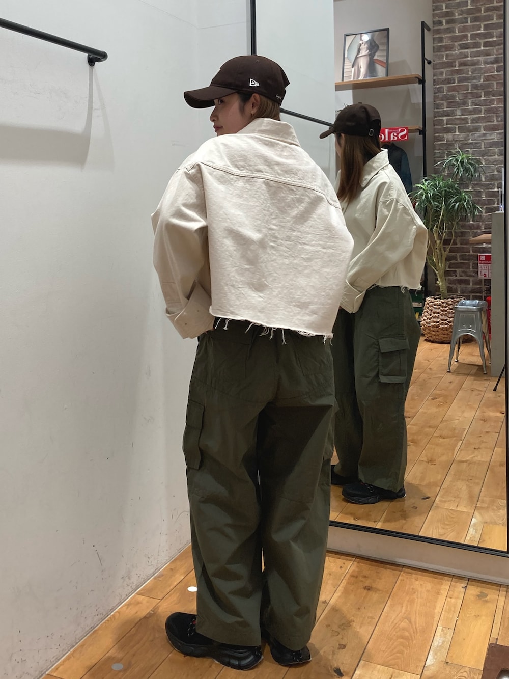 グリーン系のその他パンツ、ブラック系のスニーカー、ホワイト系のシャツ/ブラウスを着用したレディースの冬コーディネートの4枚目の写真