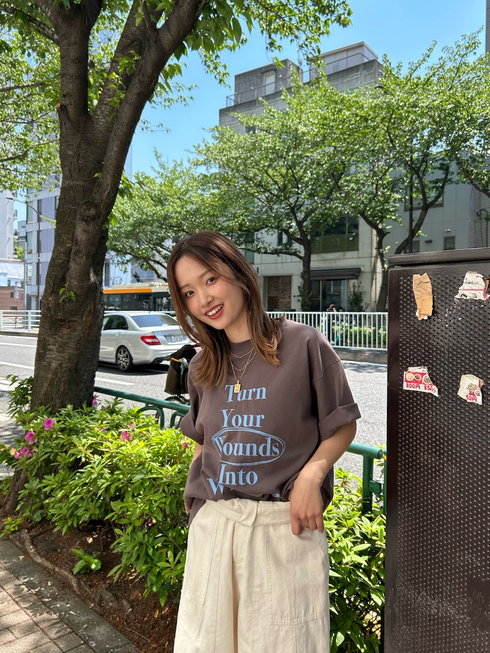 ブラウン系のTシャツ/カットソー、ブラック系のサンダル、ホワイト系のその他パンツを着用したレディースの春コーディネートの7枚目の写真