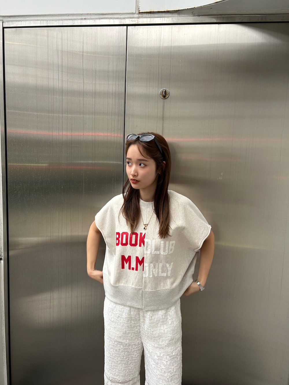 ホワイト系のその他パンツ、ホワイト系のスウェットを着用したレディースの春コーディネートの6枚目の写真