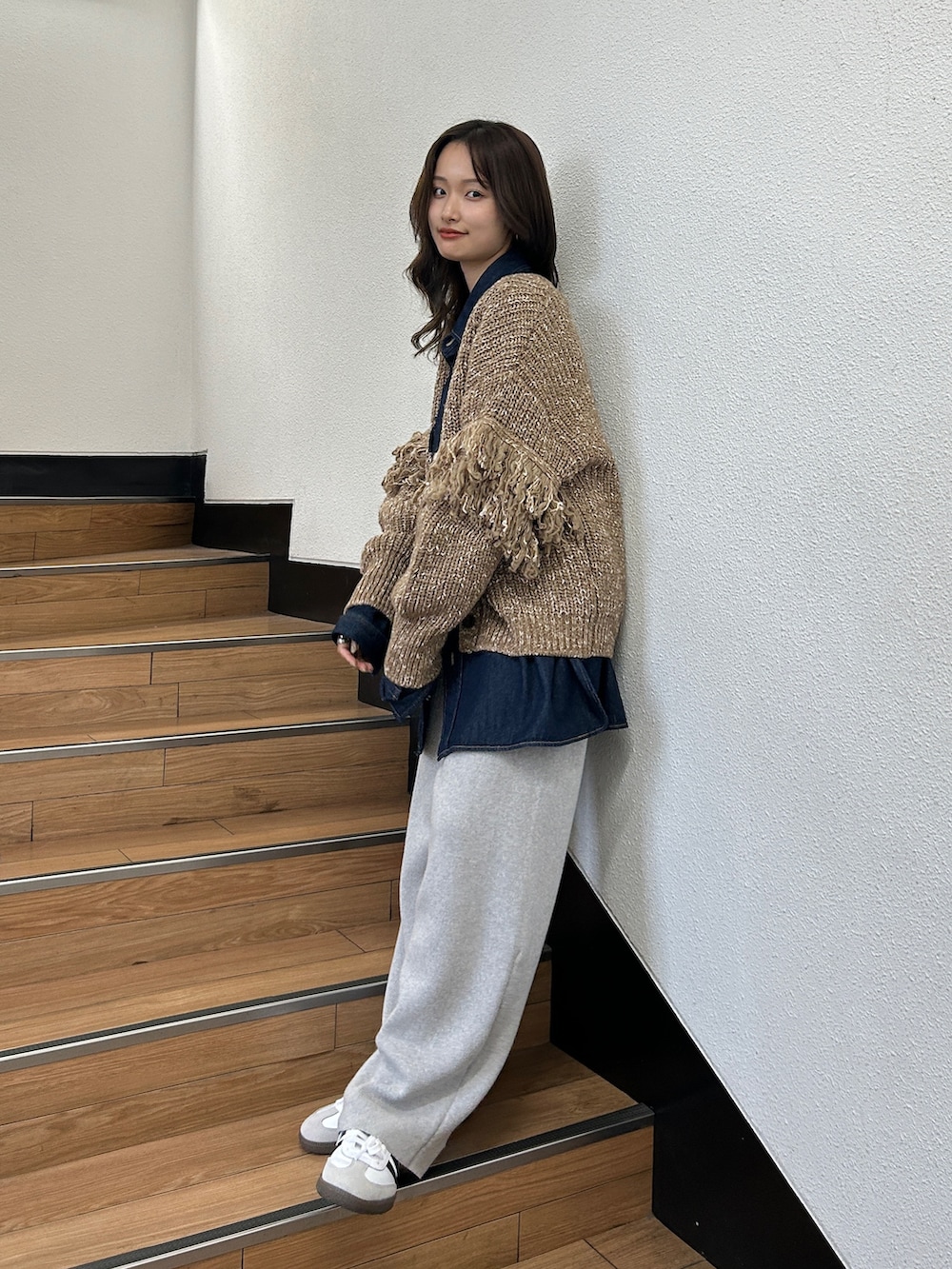 ブルー系のシャツ/ブラウス、ブラウン系のカーディガン/ボレロ、グレー系のその他パンツを着用したレディースの秋コーディネートの8枚目の写真