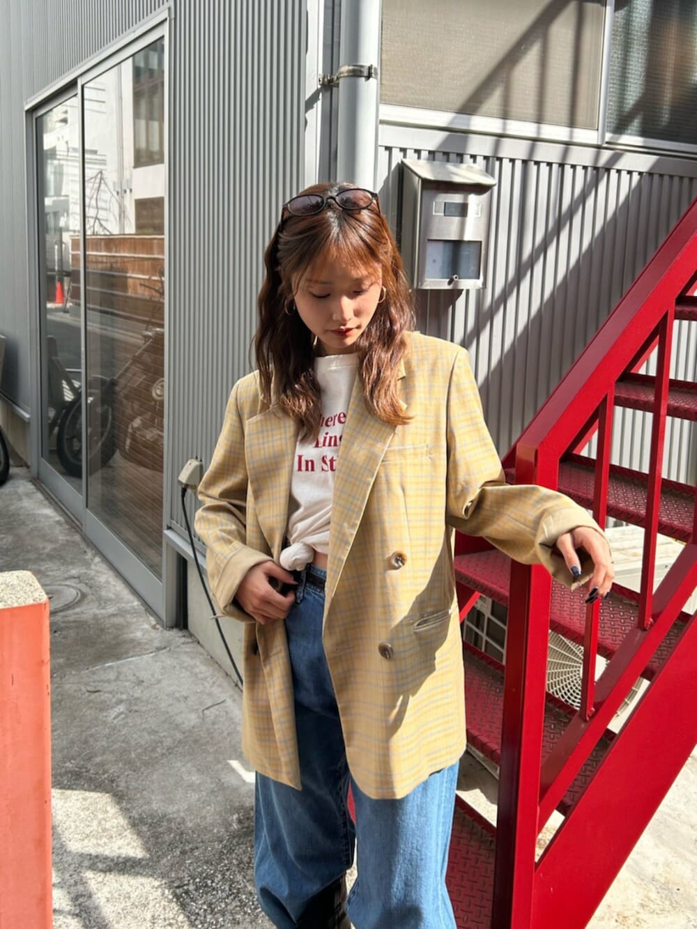 ブラック系のブーツ、その他のテーラードジャケット、ホワイト系のTシャツ/カットソーを着用したレディースの冬コーディネートの6枚目の写真