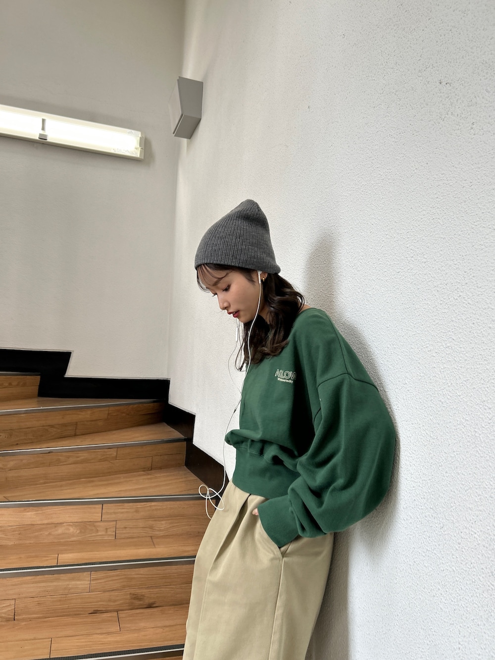 グリーン系のスウェット、ベージュ系のその他パンツ、ブラック系のスリッポンを着用したレディースの秋コーディネートの4枚目の写真