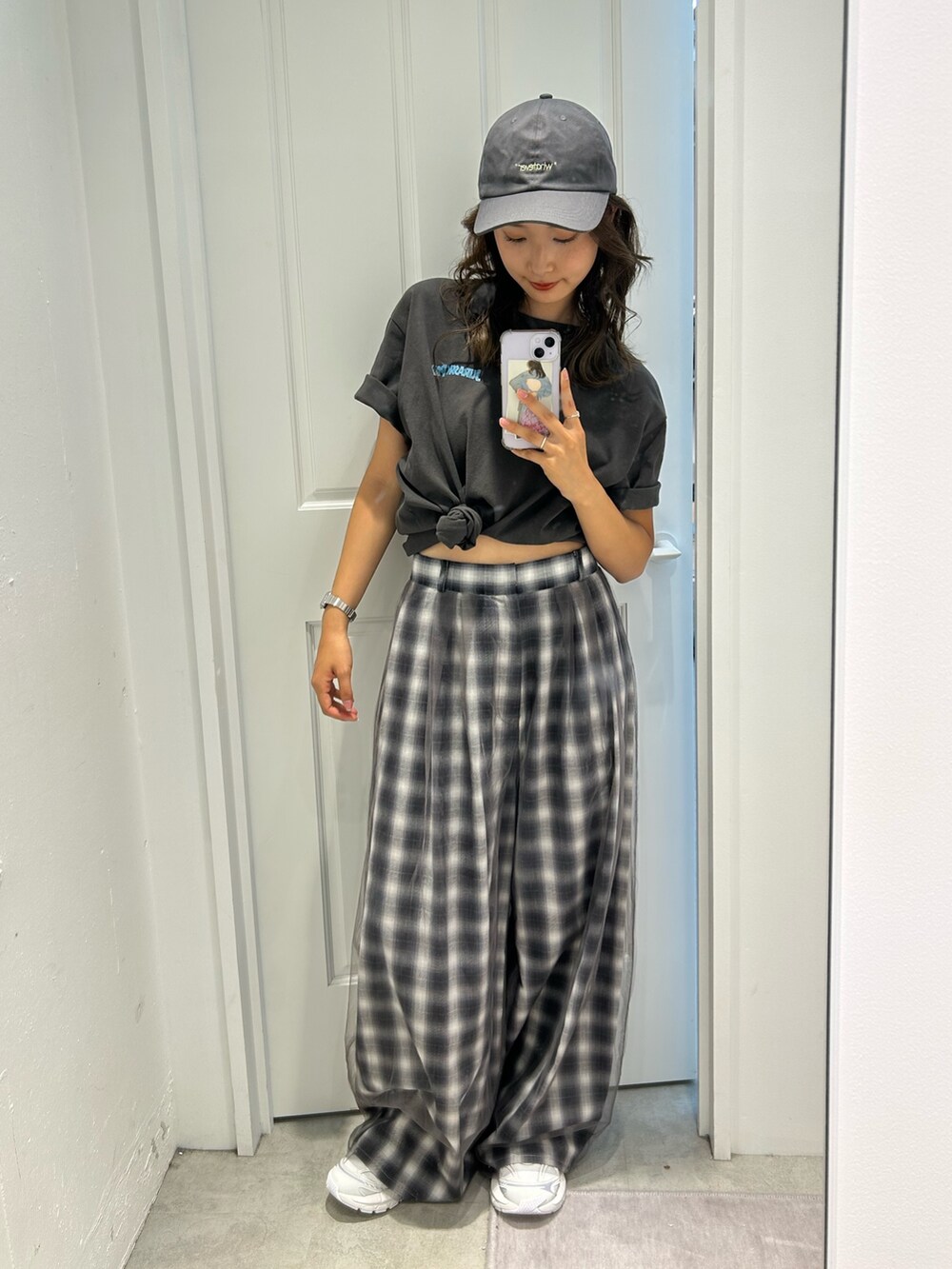 ブラック系のTシャツ/カットソー、その他のその他パンツ、ブラック系のネックレスを着用したレディースの夏コーディネートの5枚目の写真