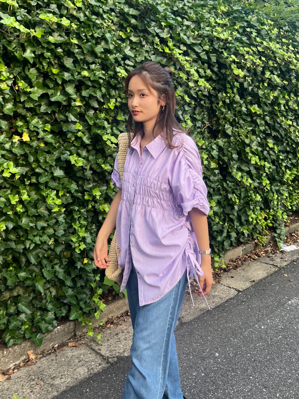 ブルー系のデニムパンツ、ブラック系のサンダル、パープル系のシャツ/ブラウスを着用したレディースの夏コーディネートの7枚目の写真