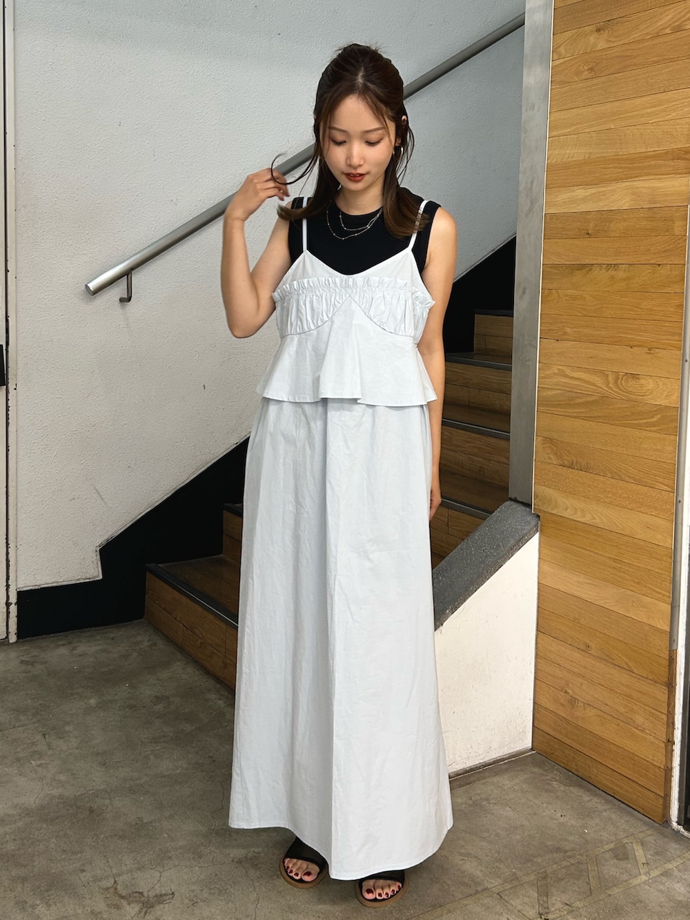 ブルー系のワンピース、ブラック系のサンダル、ブラック系のタンクトップを着用したレディースの夏コーディネートの2枚目の写真