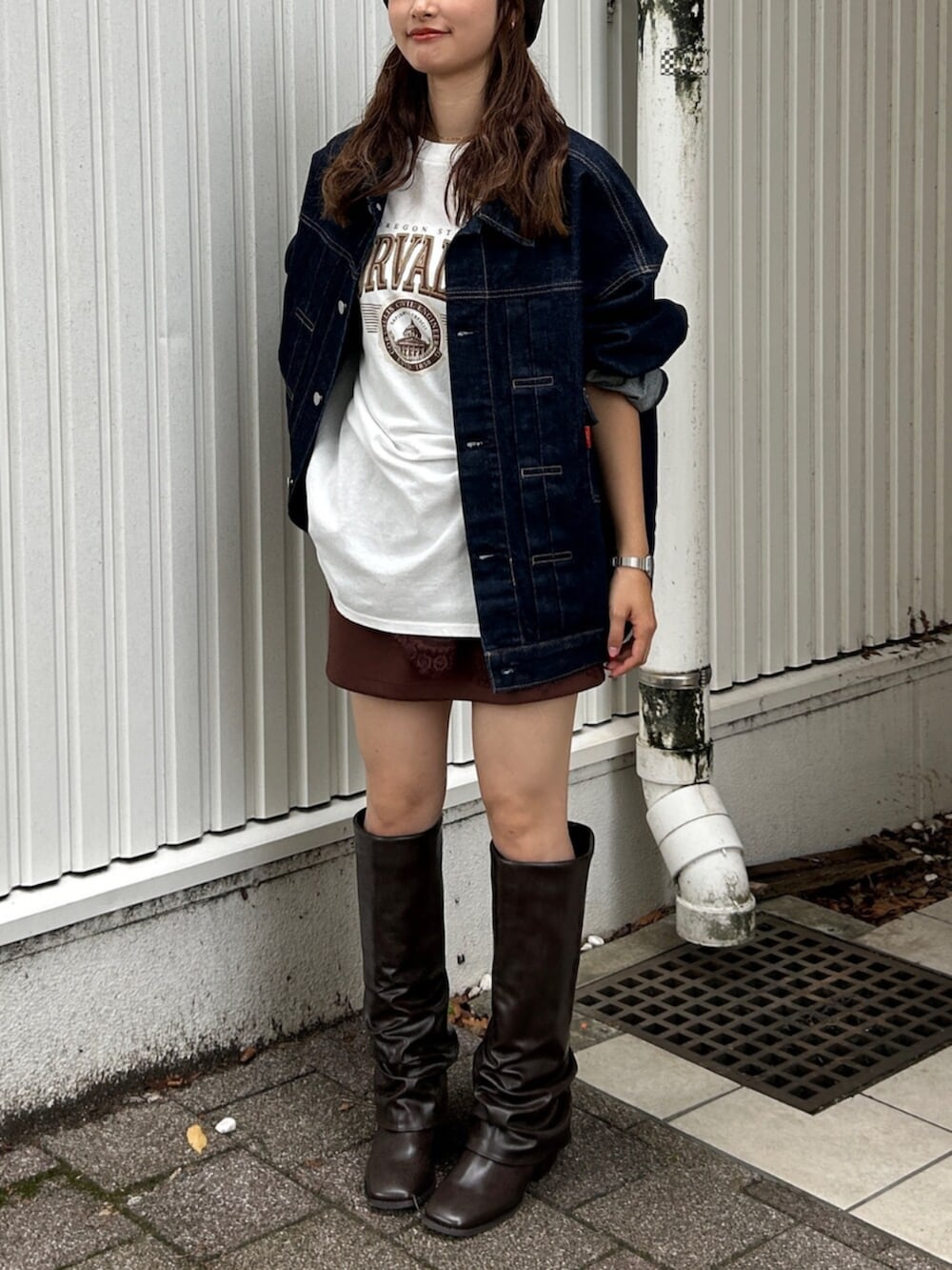 ブラウン系のスカート、ブルー系のデニムジャケット、ホワイト系のTシャツ/カットソーを着用したレディースの夏コーディネートの8枚目の写真