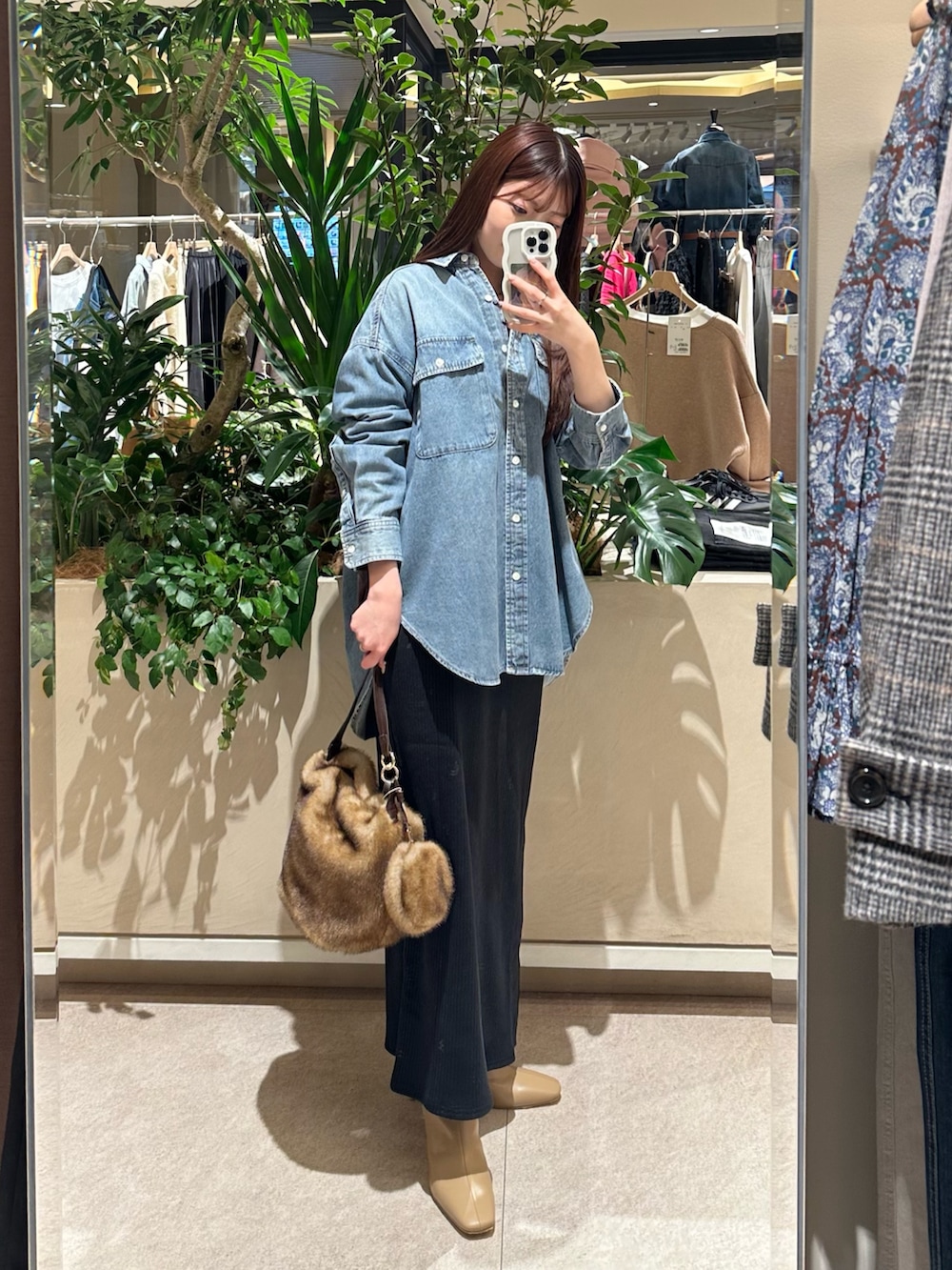 ブラック系のワンピース、ブルー系のシャツ/ブラウス、ベージュ系のブーツを着用したレディースの冬コーディネートの4枚目の写真