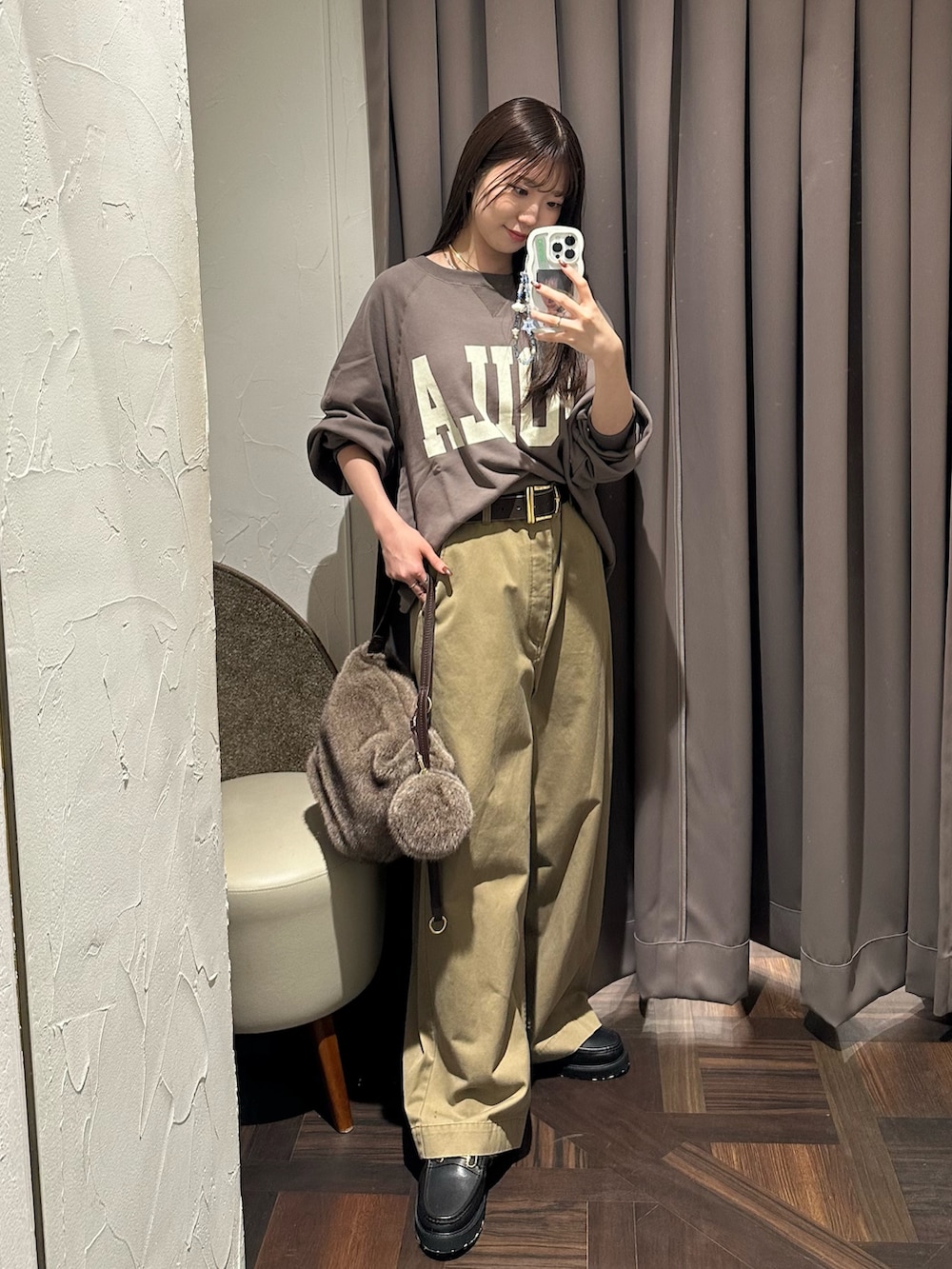 ベージュ系のチノパンツ、ブラウン系のその他アウター、ブラウン系のスウェットを着用したレディースの秋コーディネートの3枚目の写真