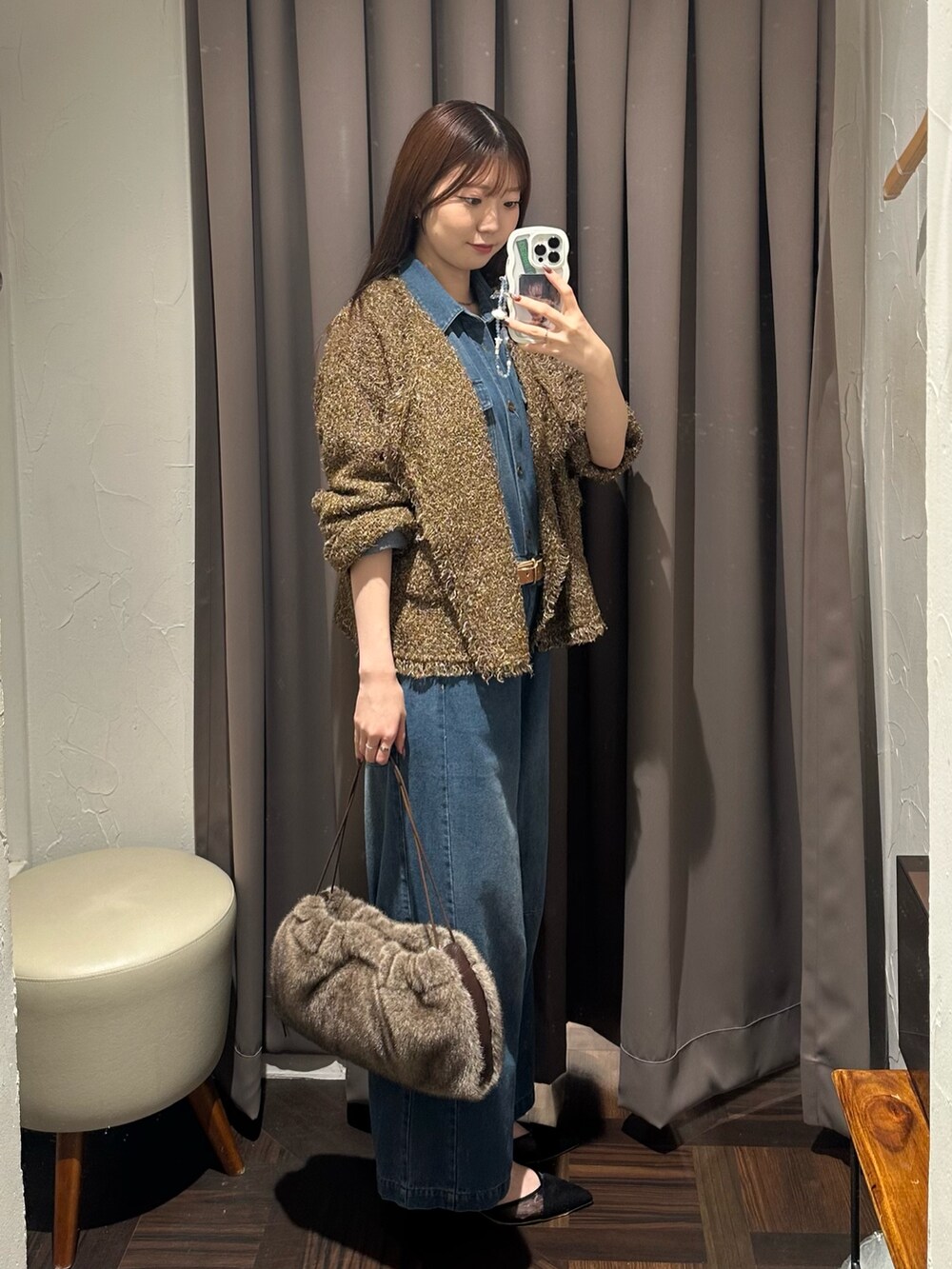 ブルー系のつなぎ/オールインワン、ブラウン系のカーディガン/ボレロ、ブラウン系のハンドバッグを着用したレディースの秋コーディネートの3枚目の写真