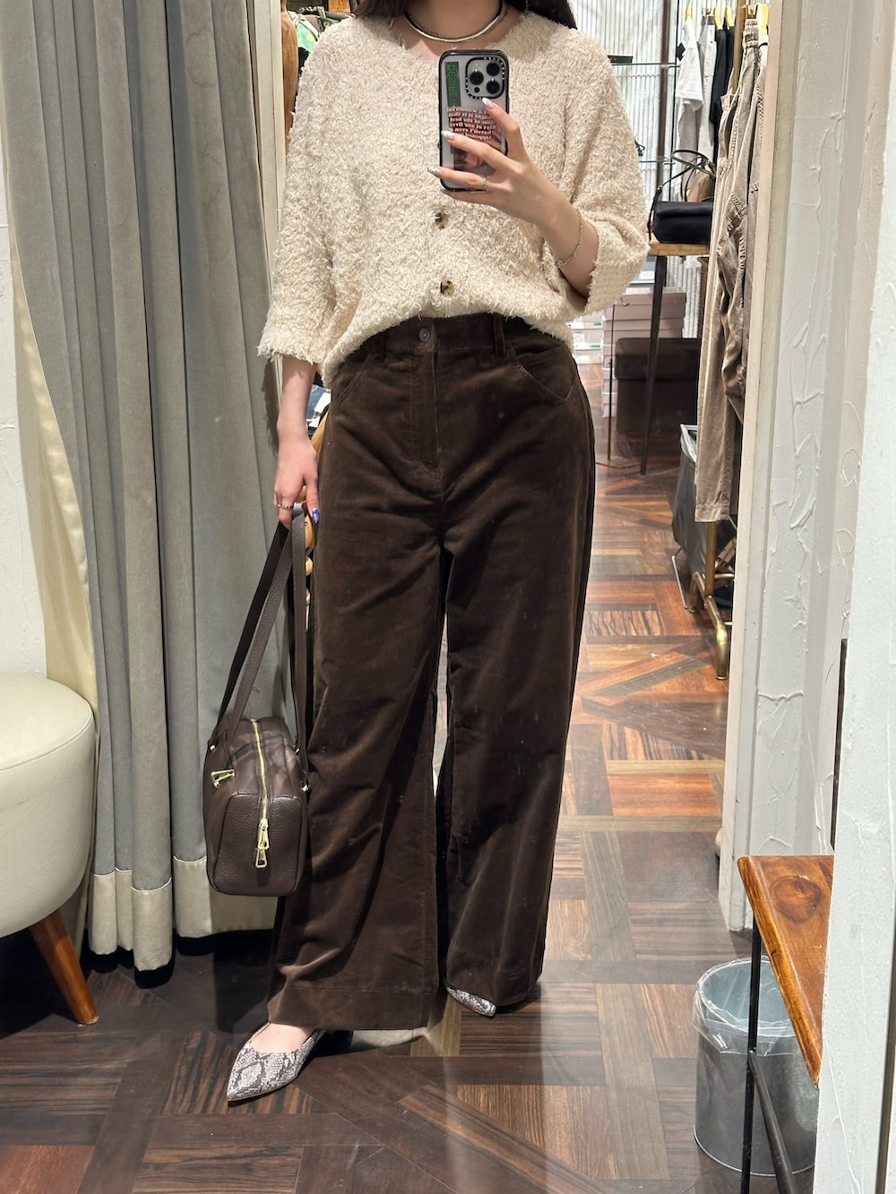 ブラウン系のその他パンツ、ピンク系のカーディガン/ボレロ、ブラウン系のショルダーバッグを着用したレディースの夏コーディネートの3枚目の写真