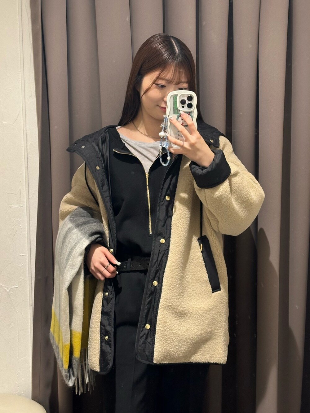 ベージュ系のその他アウター、ブラック系のその他パンツ、ブラック系のスウェットを着用したレディースの秋コーディネートの2枚目の写真