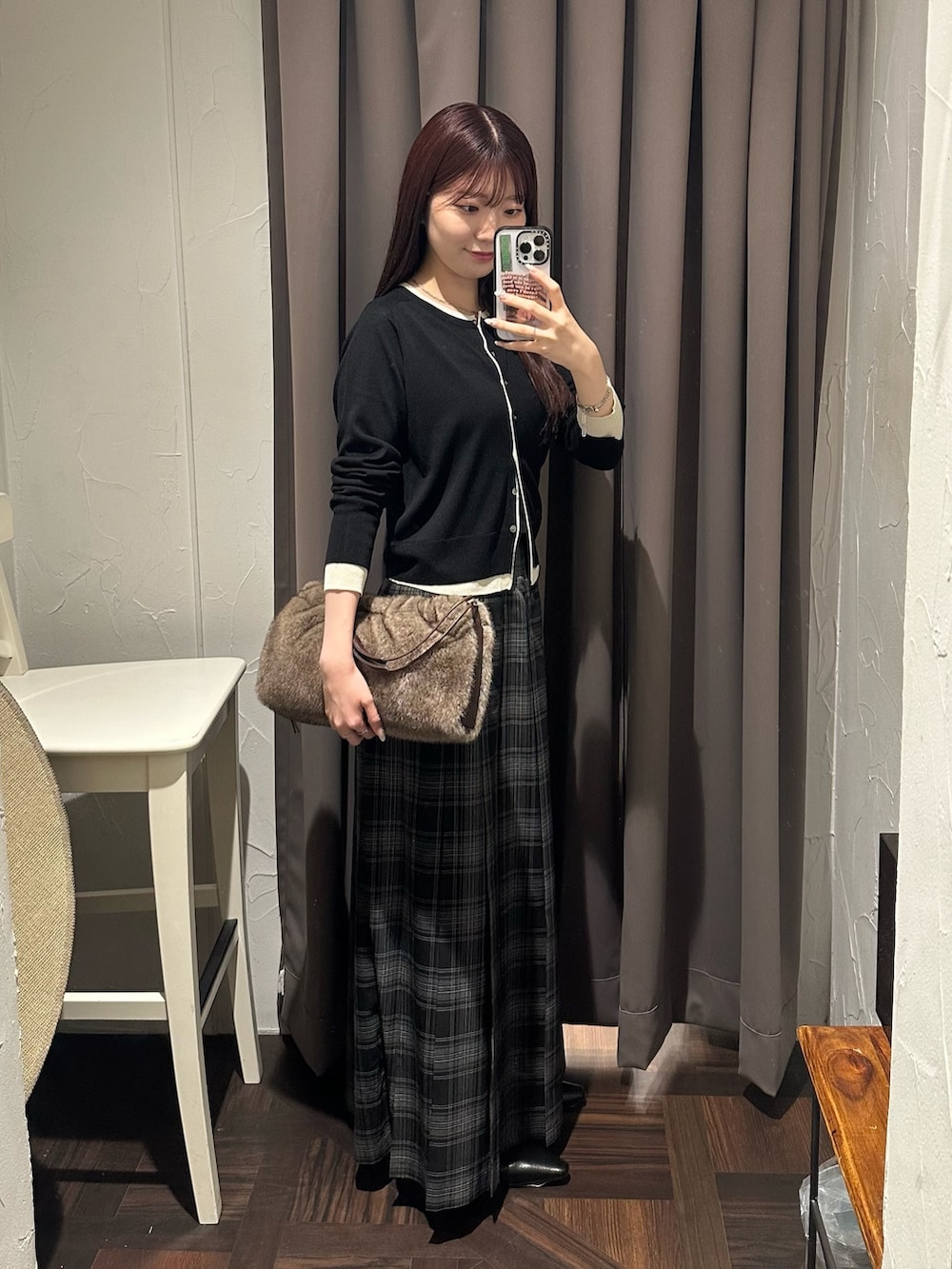 ブラック系のカーディガン/ボレロ、ブラック系のその他シューズ、ブラウン系のハンドバッグを着用したレディースの夏コーディネートの4枚目の写真