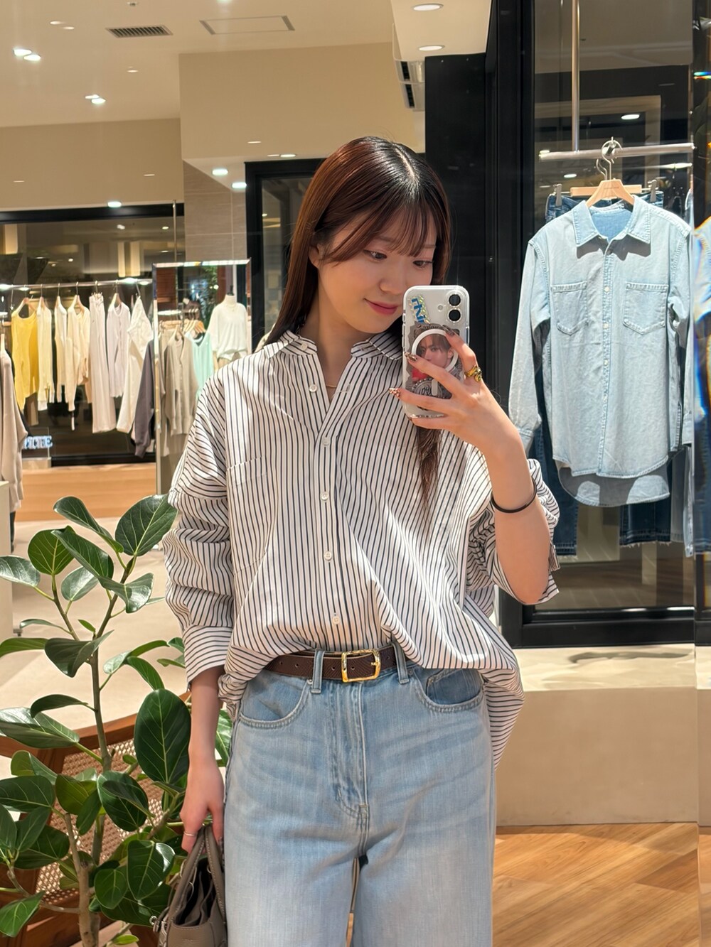 ホワイト系のシャツ/ブラウス、ブルー系のデニムパンツ、ブラウン系のその他シューズを着用したレディースの冬コーディネートの2枚目の写真