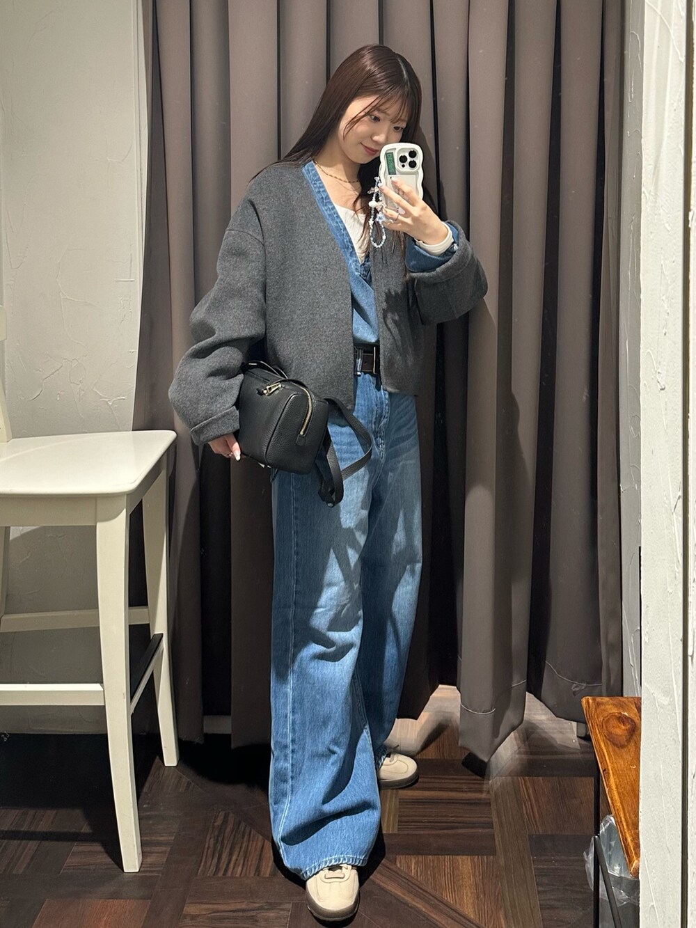 ブルー系のデニムパンツ、グレー系のその他アウター、ブルー系のシャツ/ブラウスを着用したレディースの秋コーディネートの4枚目の写真