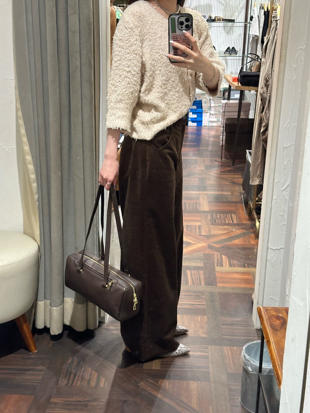 ブラウン系のその他パンツ、ピンク系のカーディガン/ボレロ、ブラウン系のショルダーバッグを着用したレディースの夏コーディネートの4枚目の写真