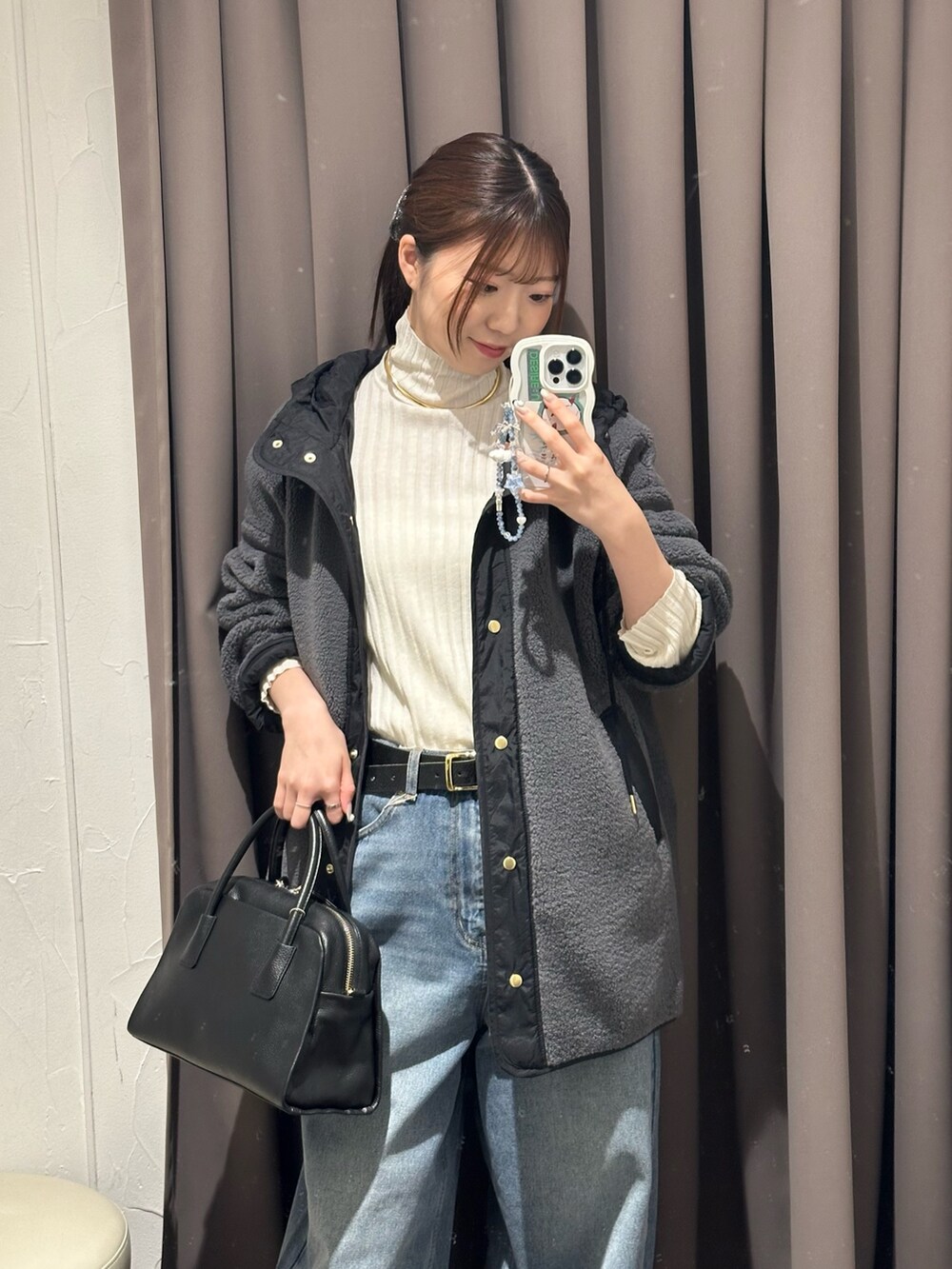ブルー系のデニムパンツ、グレー系のその他アウター、ブラック系のボストンバッグを着用したレディースの秋コーディネートの2枚目の写真