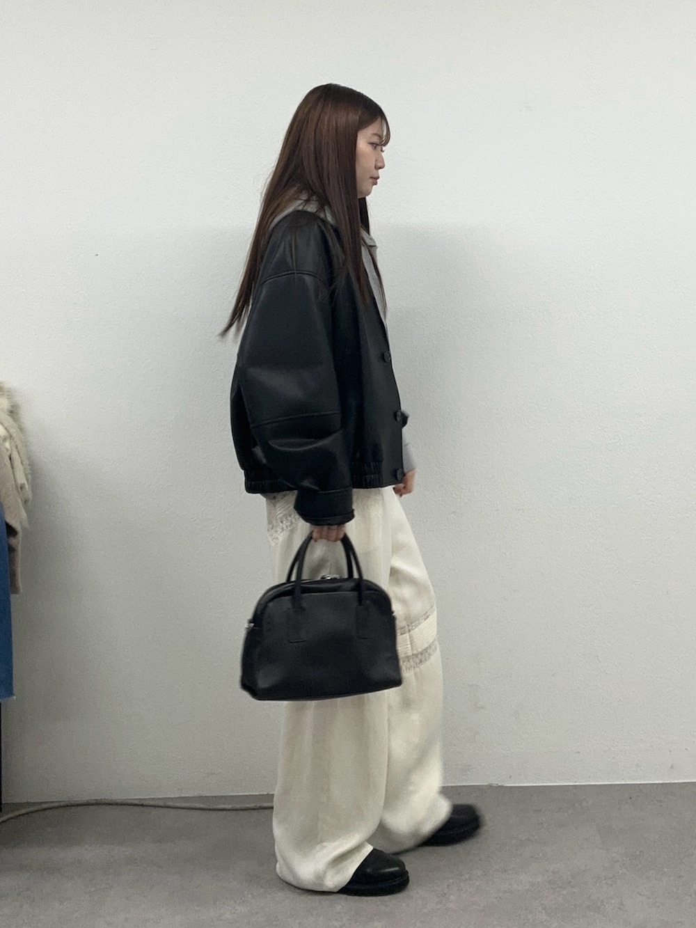 ホワイト系のその他パンツ、グレー系のニット/セーター、ブラック系のボストンバッグを着用したレディースの秋コーディネートの2枚目の写真
