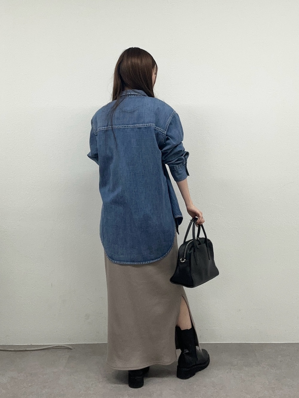 ベージュ系のワンピース、ブラック系のボストンバッグ、ブラック系のブーツを着用したレディースの秋コーディネートの3枚目の写真