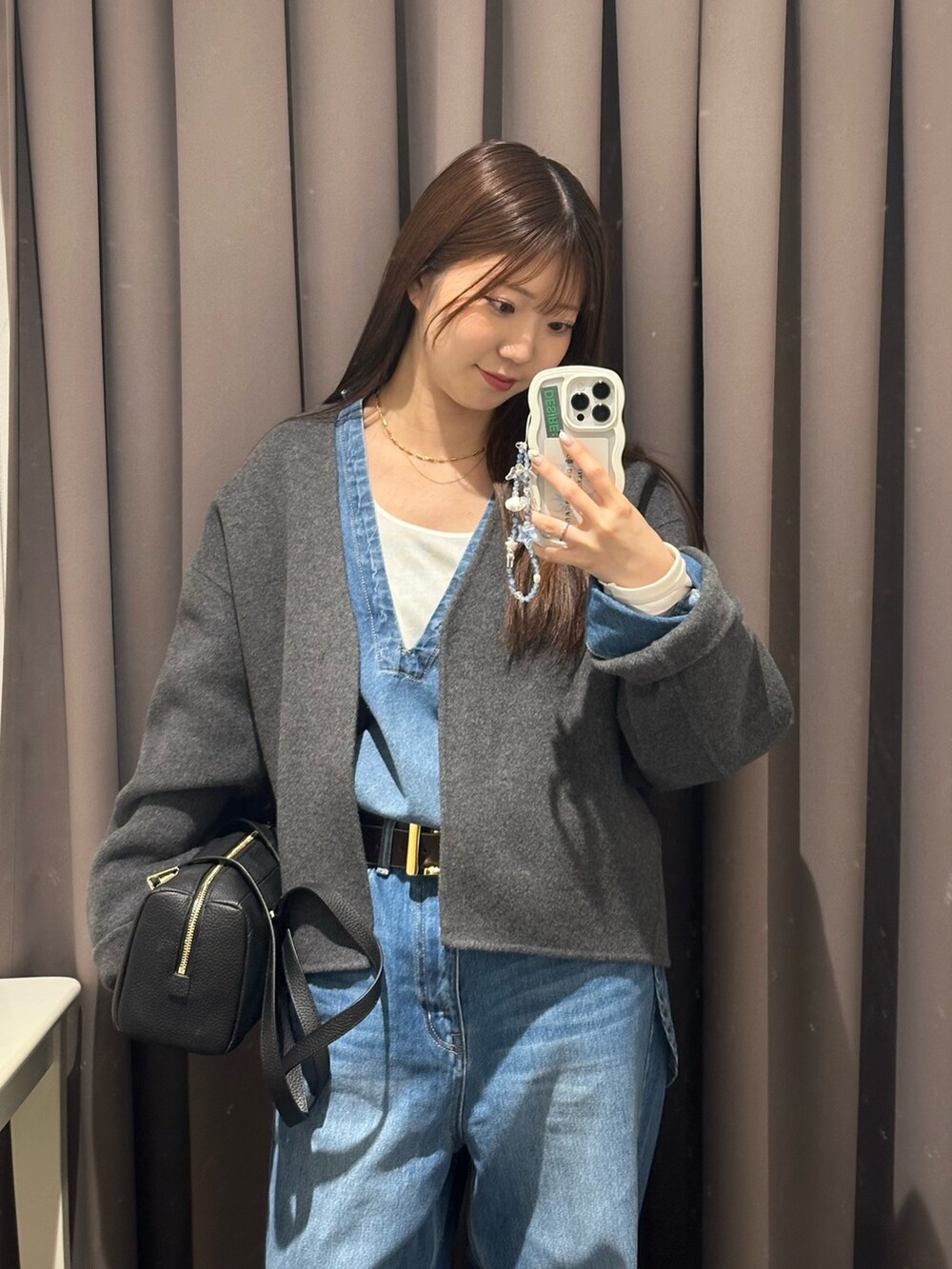 ブルー系のデニムパンツ、グレー系のその他アウター、ブルー系のシャツ/ブラウスを着用したレディースの秋コーディネートの2枚目の写真