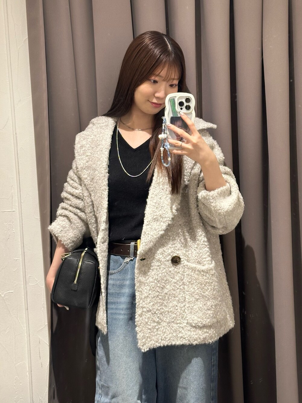 ベージュ系のその他アウター、ブルー系のデニムパンツ、ブラウン系のブーツを着用したレディースの秋コーディネートの3枚目の写真