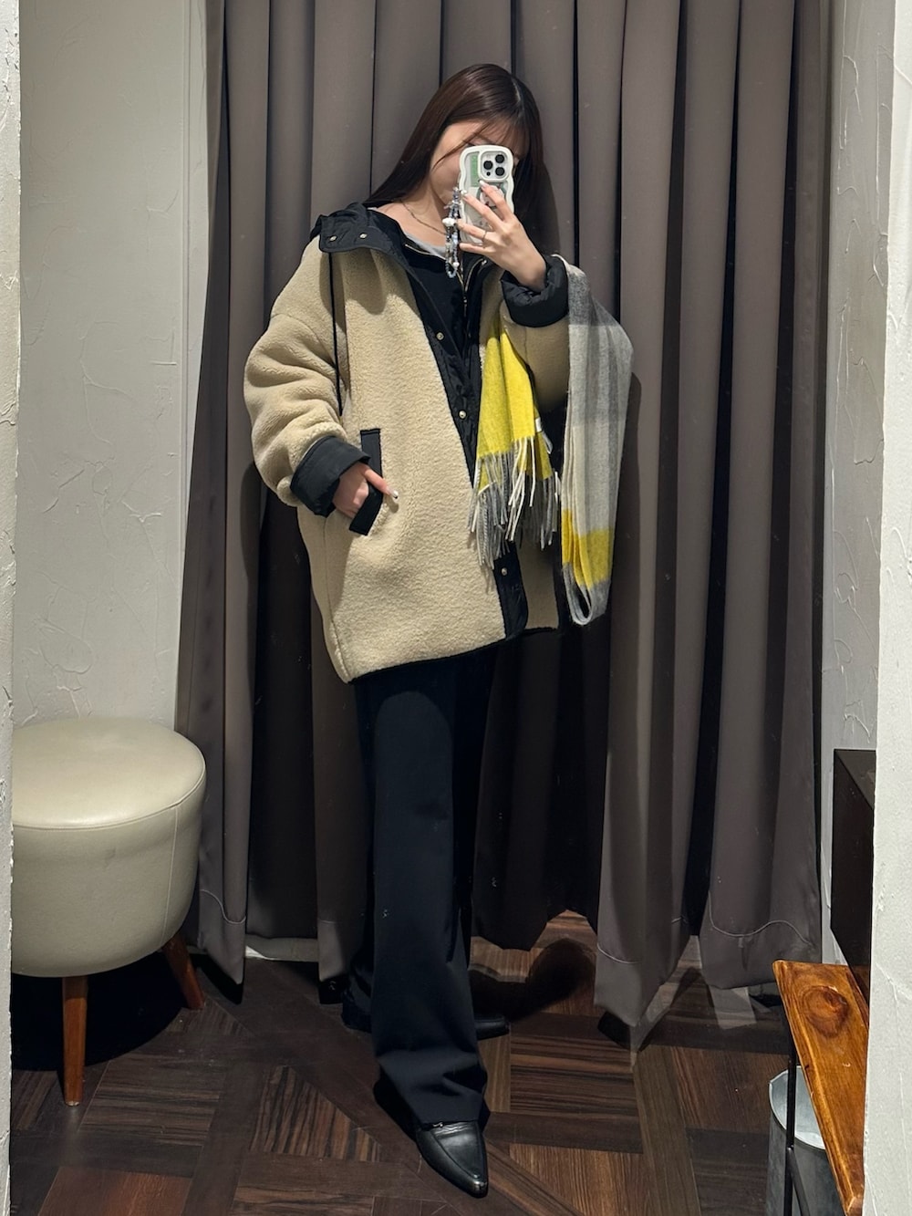 ベージュ系のその他アウター、ブラック系のその他パンツ、ブラック系のスウェットを着用したレディースの秋コーディネートの4枚目の写真