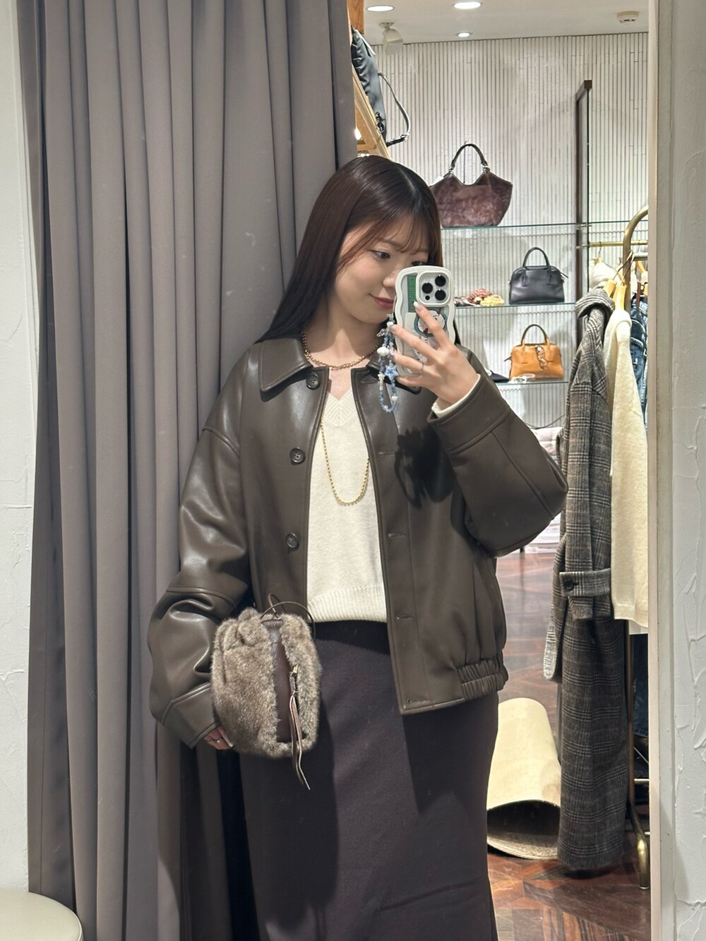 ブラウン系のその他パンツ、ブラウン系のブルゾン、ホワイト系のニット/セーターを着用したレディースの秋コーディネートの2枚目の写真
