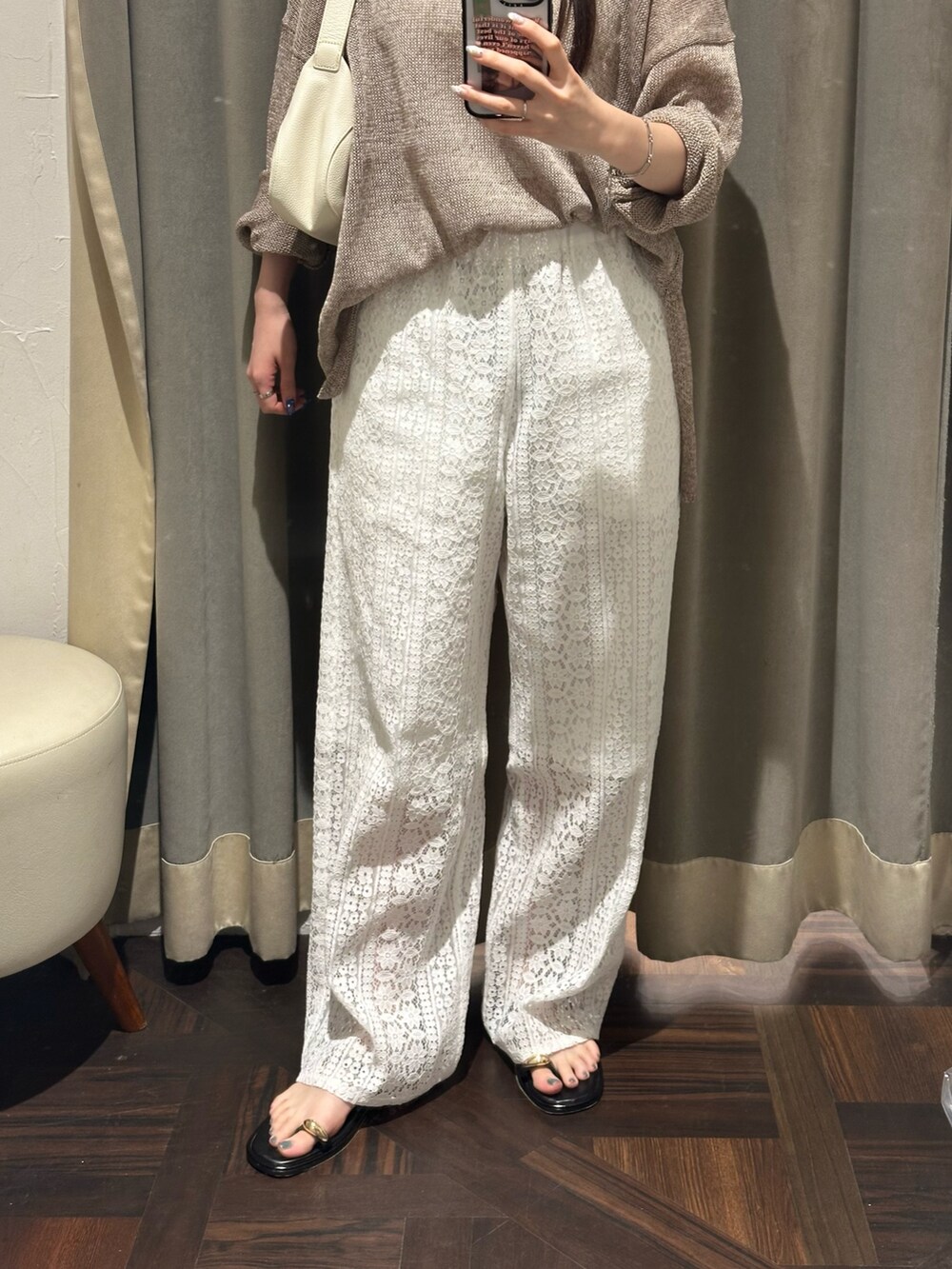 ホワイト系のその他パンツ、ブラウン系のニット/セーター、ホワイト系のハンドバッグを着用したレディースの夏コーディネートの4枚目の写真