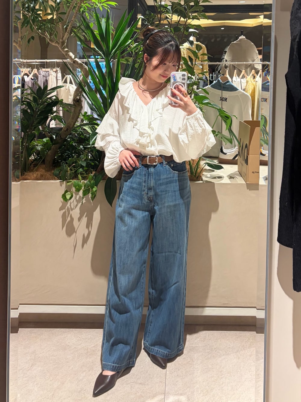 ホワイト系のシャツ/ブラウス、ブルー系のデニムパンツ、ブラウン系のその他シューズを着用したレディースの冬コーディネートの4枚目の写真