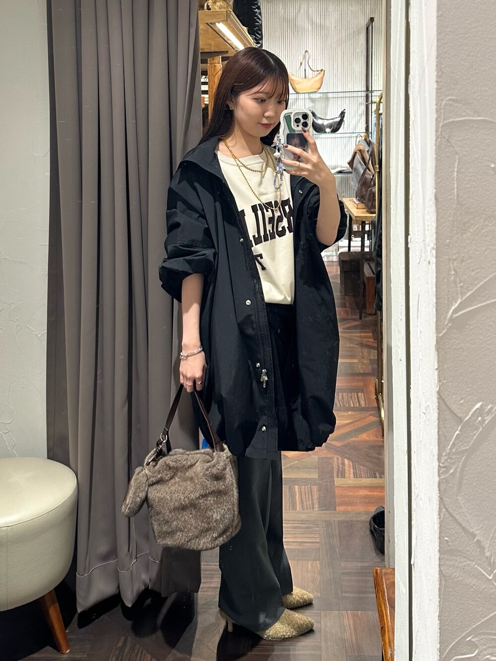 ブラック系のその他アウター、ホワイト系のスウェット、グレー系のその他パンツを着用したレディースの秋コーディネートの2枚目の写真