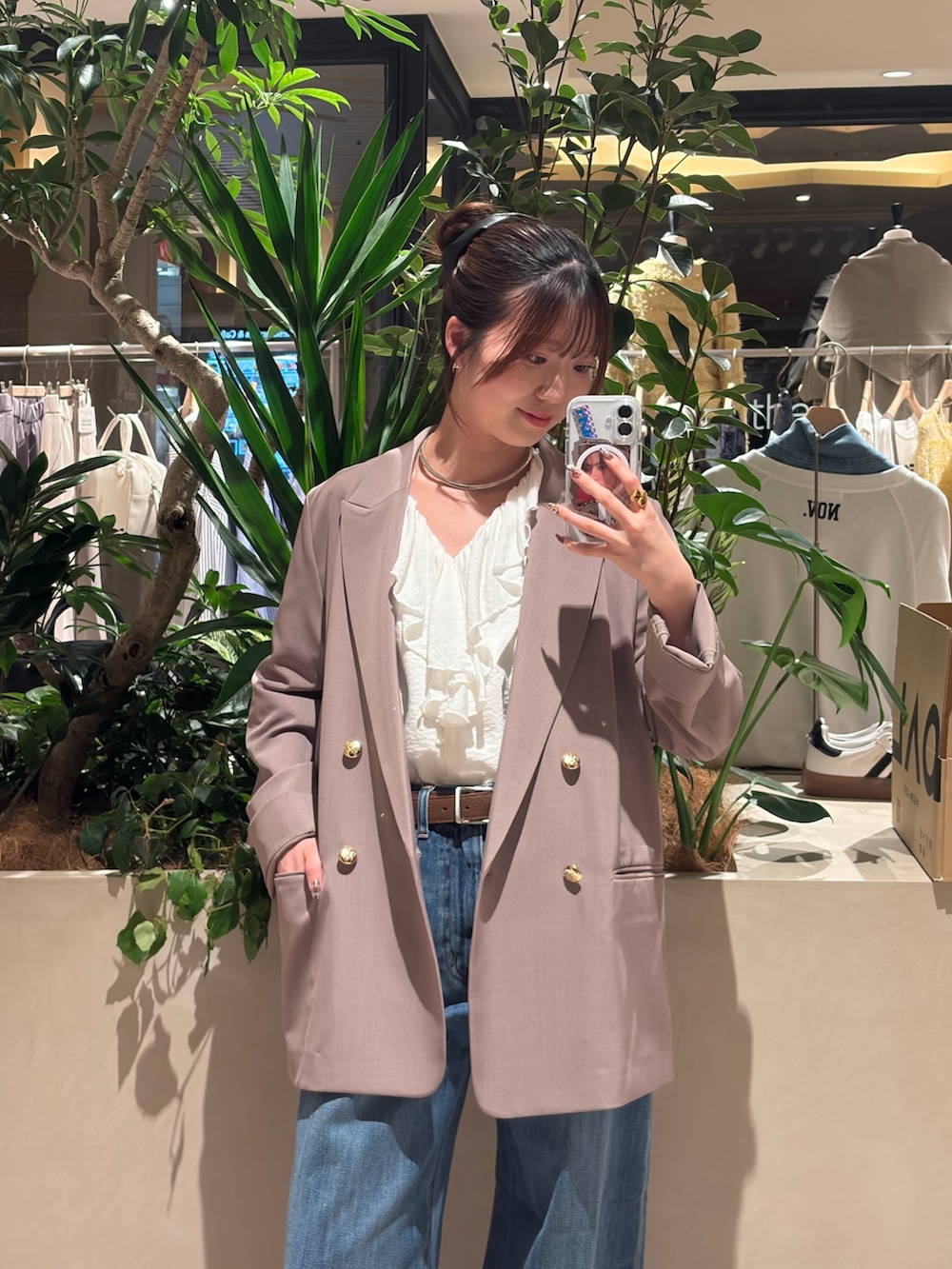 ホワイト系のシャツ/ブラウス、ブルー系のデニムパンツ、ブラウン系のその他シューズを着用したレディースの冬コーディネートの2枚目の写真