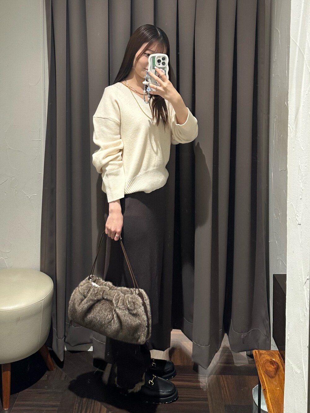 ブラウン系のその他パンツ、ホワイト系のニット/セーター、ブラウン系のハンドバッグを着用したレディースの秋コーディネートの3枚目の写真