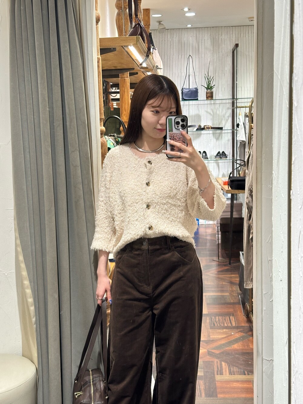 ブラウン系のその他パンツ、ピンク系のカーディガン/ボレロ、ブラウン系のショルダーバッグを着用したレディースの夏コーディネートの2枚目の写真