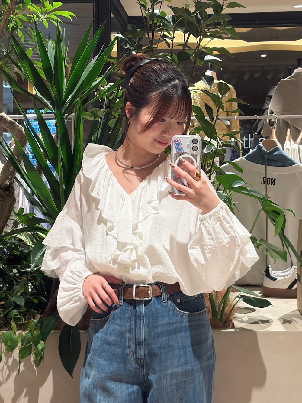 ブルー系のデニムパンツ、ホワイト系のシャツ/ブラウス、ブラウン系のその他シューズを着用したレディースの冬コーディネートの2枚目の写真