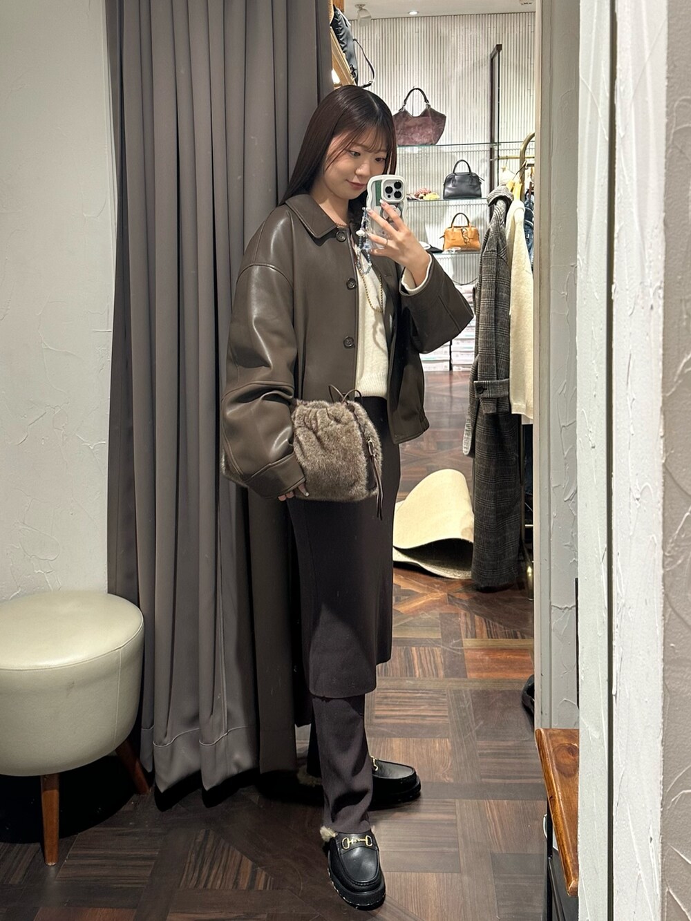 ブラウン系のその他パンツ、ブラウン系のブルゾン、ホワイト系のニット/セーターを着用したレディースの秋コーディネートの4枚目の写真