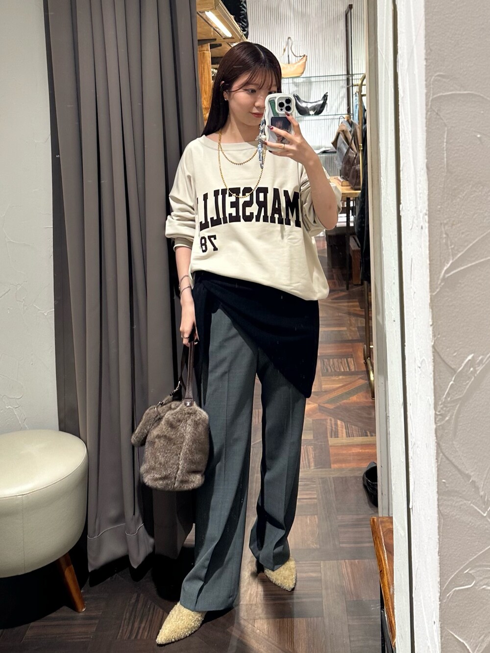 ブラック系のその他アウター、ホワイト系のスウェット、グレー系のその他パンツを着用したレディースの秋コーディネートの3枚目の写真