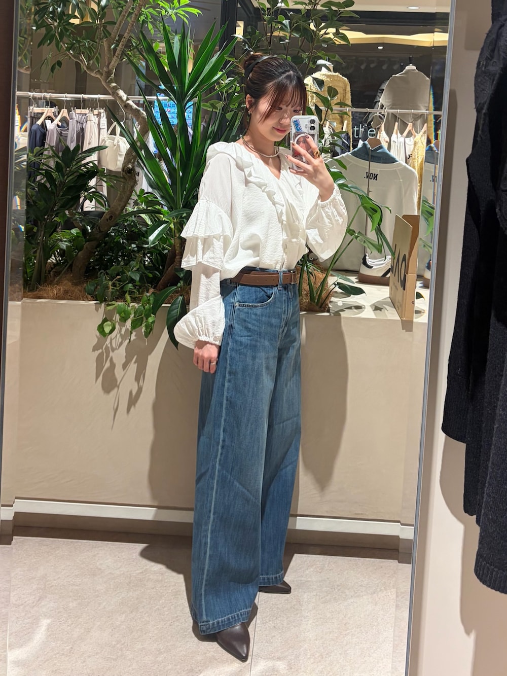 ブルー系のデニムパンツ、ホワイト系のシャツ/ブラウス、ブラウン系のその他シューズを着用したレディースの冬コーディネートの4枚目の写真