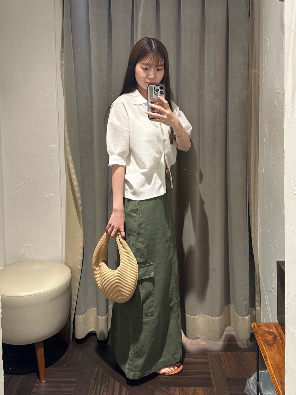グリーン系のスカート、ホワイト系のパーカーを着用したレディースの夏コーディネートの4枚目の写真