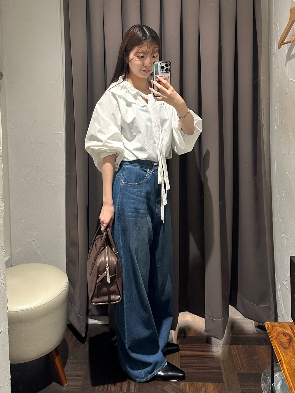 ブルー系のデニムパンツ、ブラック系のその他シューズ、ホワイト系のシャツ/ブラウスを着用したレディースの夏コーディネートの4枚目の写真