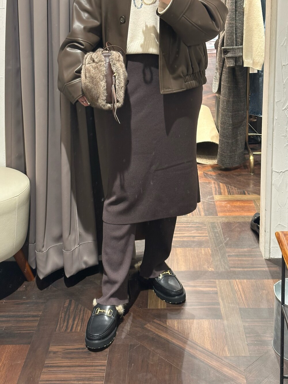 ブラウン系のその他パンツ、ブラウン系のブルゾン、ホワイト系のニット/セーターを着用したレディースの秋コーディネートの3枚目の写真