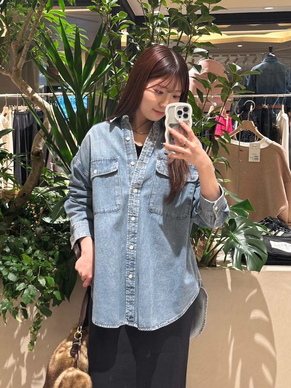 ブラック系のワンピース、ブルー系のシャツ/ブラウス、ベージュ系のブーツを着用したレディースの冬コーディネートの2枚目の写真