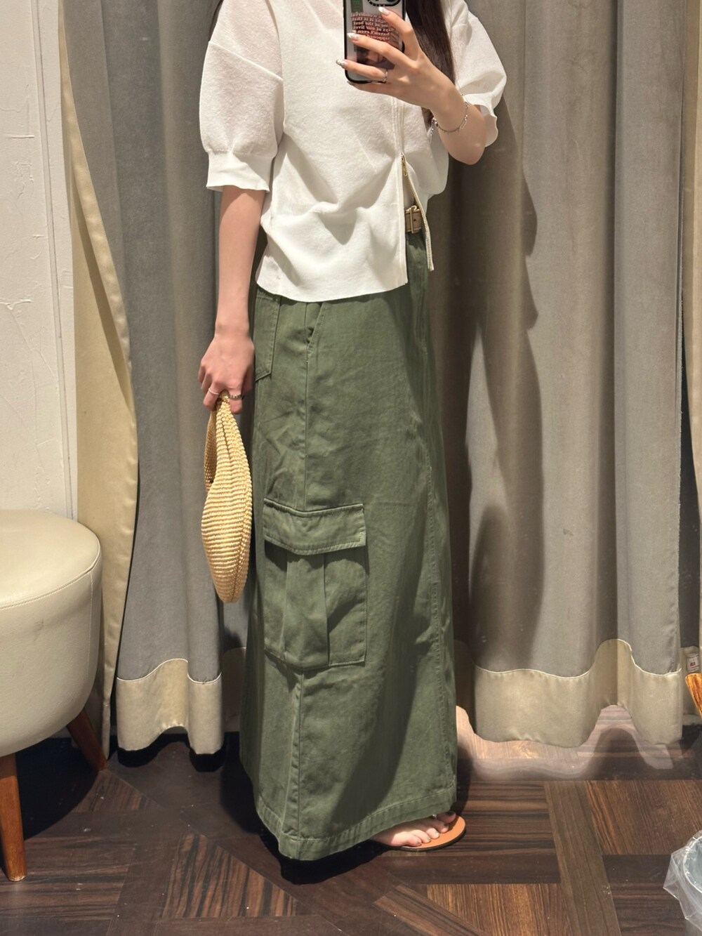 グリーン系のスカート、ホワイト系のパーカーを着用したレディースの夏コーディネートの5枚目の写真