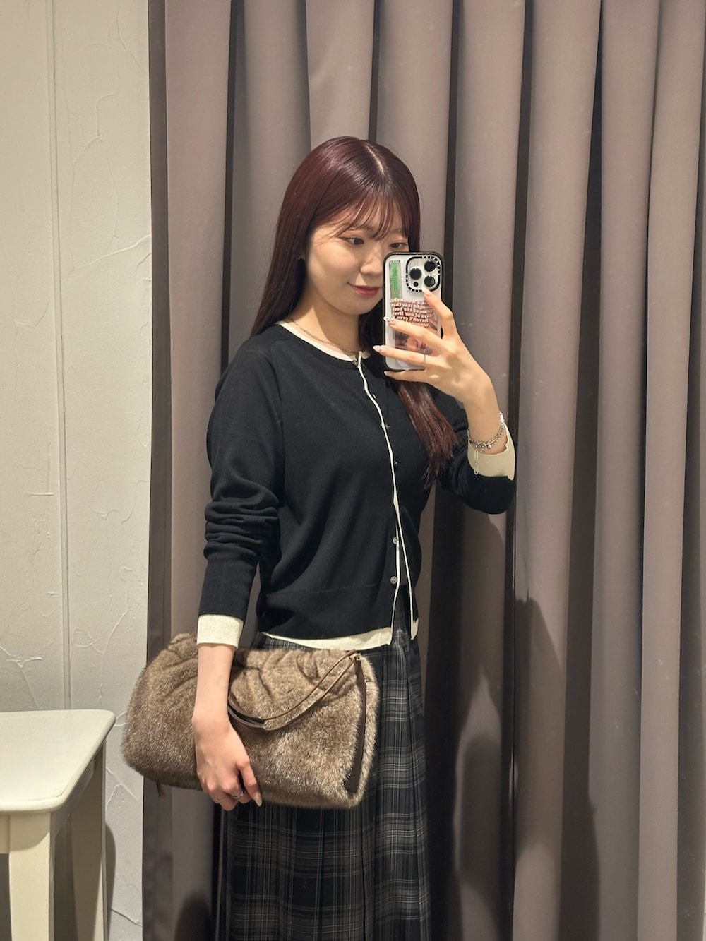 ブラック系のカーディガン/ボレロ、ブラック系のその他シューズ、ブラウン系のハンドバッグを着用したレディースの夏コーディネートの3枚目の写真