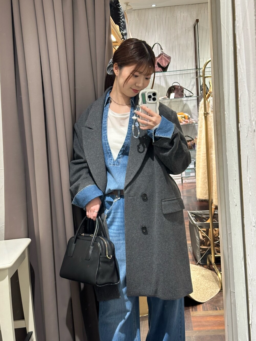 ブルー系のデニムパンツ、ブルー系のシャツ/ブラウス、グレー系のその他アウターを着用したレディースの秋コーディネートの2枚目の写真