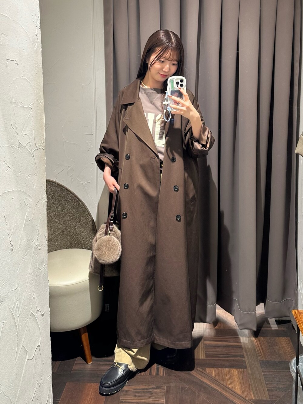 ベージュ系のチノパンツ、ブラウン系のその他アウター、ブラウン系のスウェットを着用したレディースの秋コーディネートの2枚目の写真