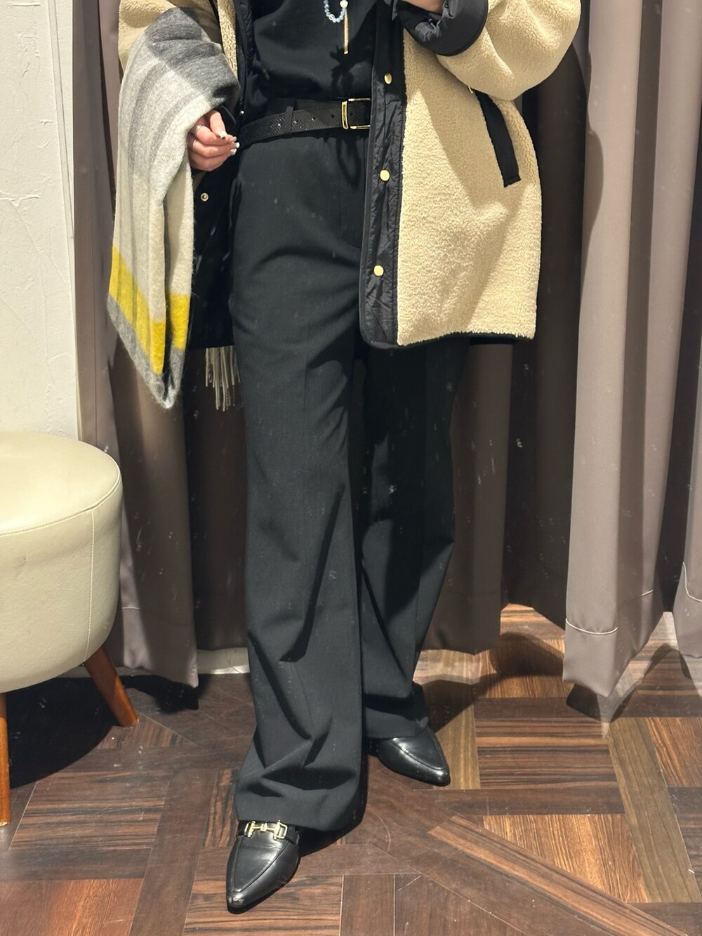 ベージュ系のその他アウター、ブラック系のその他パンツ、ブラック系のスウェットを着用したレディースの秋コーディネートの3枚目の写真