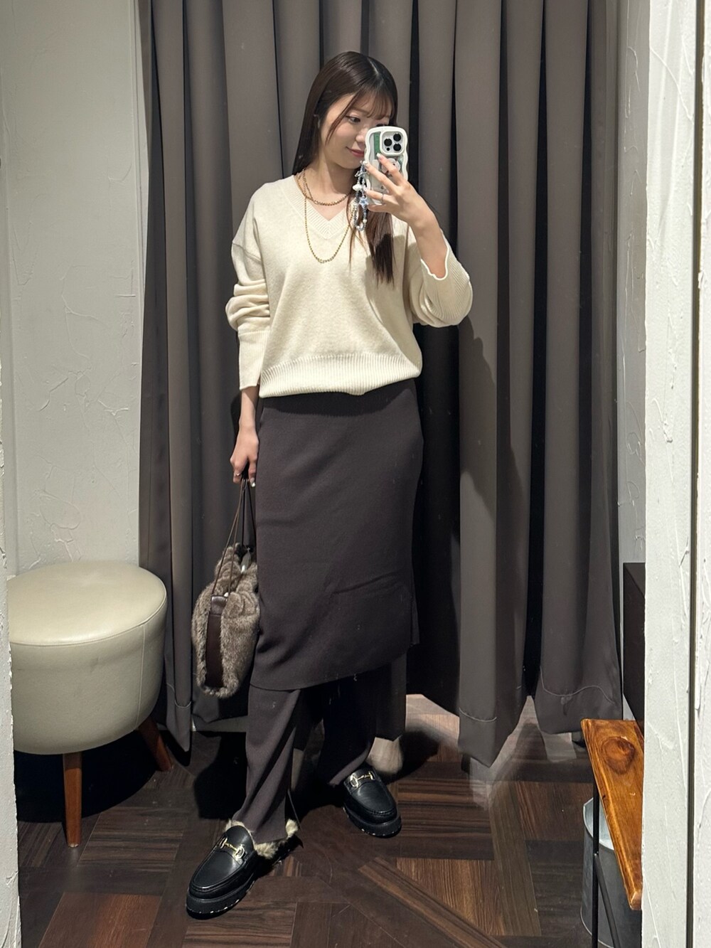 ブラウン系のその他パンツ、ブラウン系のブルゾン、ホワイト系のニット/セーターを着用したレディースの秋コーディネートの5枚目の写真